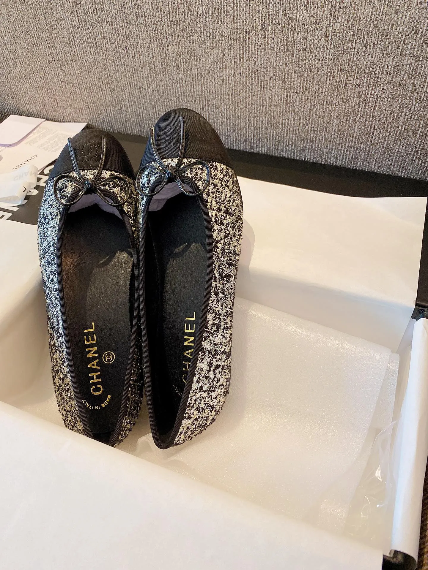 👟👟Ex-factory price 480👟👟 Chanel - classic ballet shoes ⚠ Fashionable catwalk style❤M After many years, it still attracts fans... The splicing colors are mixed and matched, and the bow embellishment makes it fashionable! How to match the series to look good! Original customized wood-colored anti-leather outsole, 1.5cm square heel, regular size 34-40 (customized code 41 is non-returnable) 🎁Supporting packaging